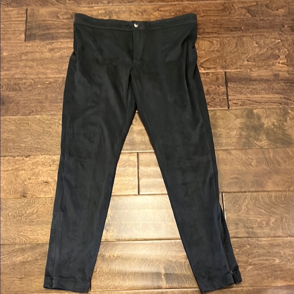 Faux suede gray leggings with zipper detail and front seam